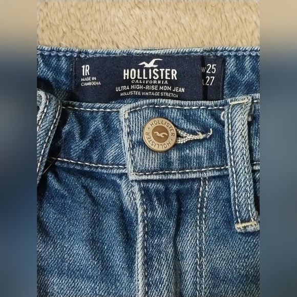 EUC Hollister Ultra High Rise Mom Jean 25 × 27 Distressed - Picture 2 of 5